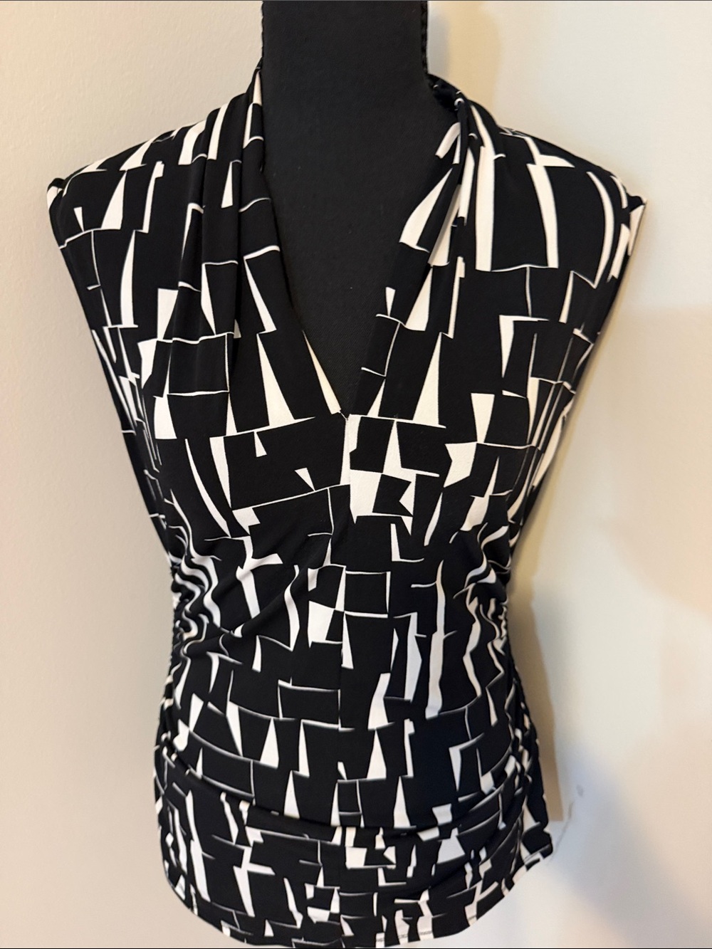 Vince Camuto Black & White Geometric V-Neck Sleeveless Camisole